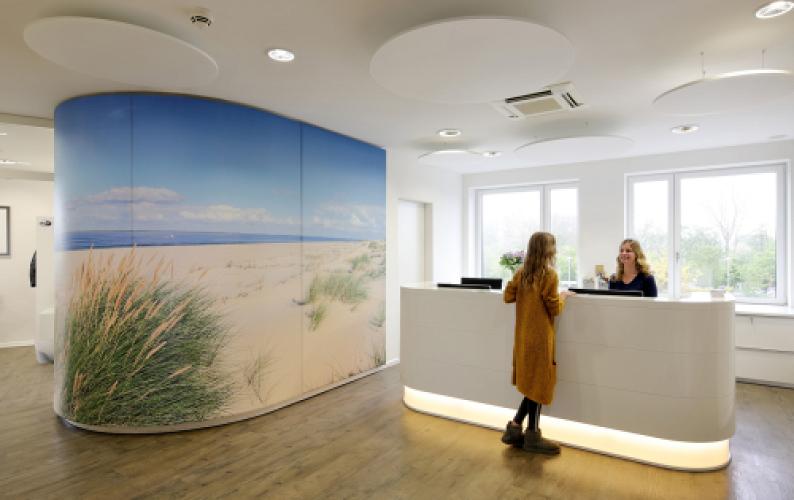 Acoustic picture with beach motif and round ceiling sails in a doctor's surgery