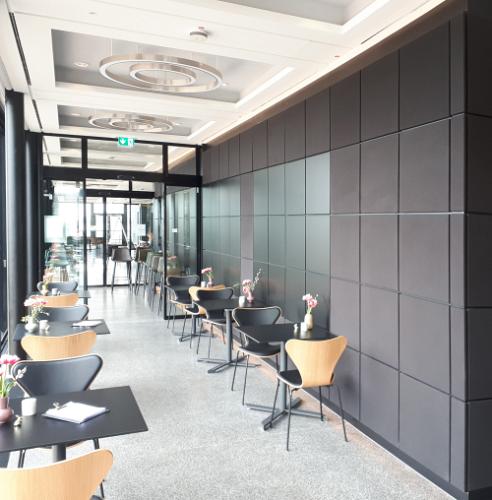 Plain-coloured wall absorbers in a café