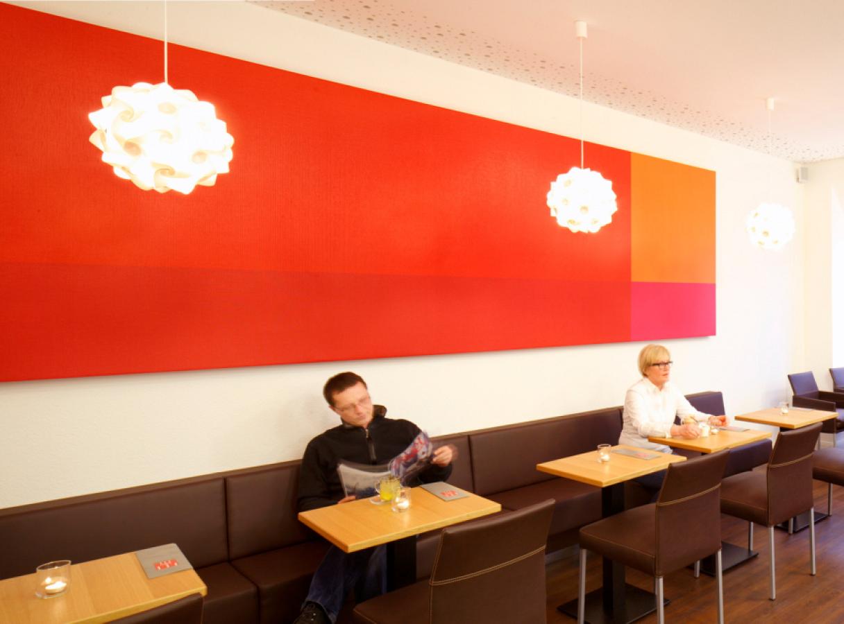 großflächiges Akustikbild im Restaurant