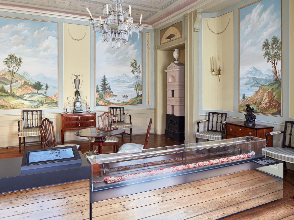Ausstellungsmöbel mit Spiegeloberfläche und Auftischvitrine