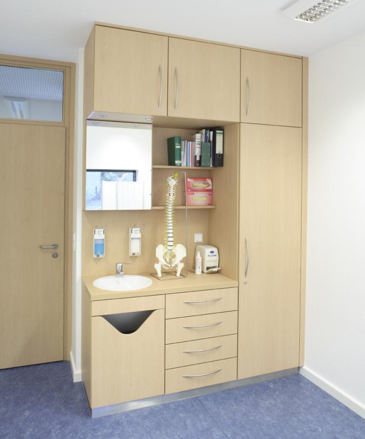 TPK-06, photo: Christoph Edelhoff cabinet made of wood in a doctors' surgery
