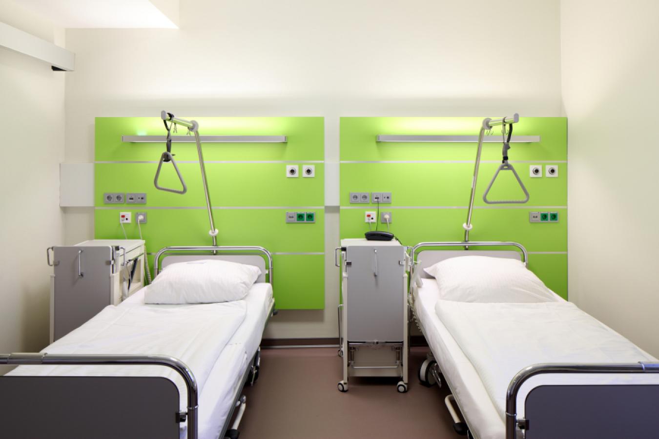 TPK-12, photo: Christoph Edelhoff wall panelling with technical units in a hospital