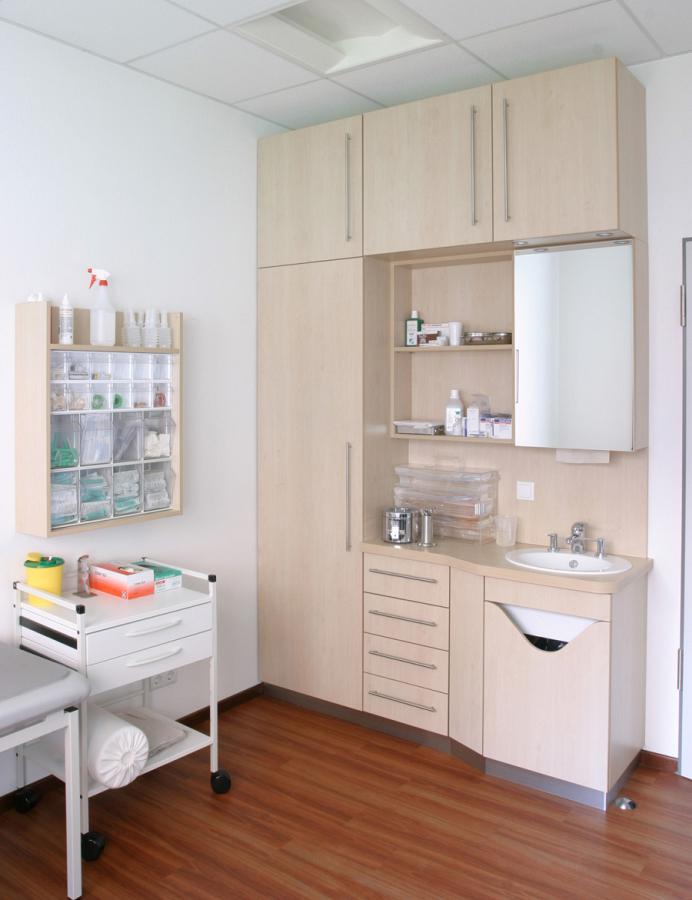 TPK-15, photo: Christoph Edelhoff Wooden cabinet unit with washbasin and cupboards in a doctor's surgery