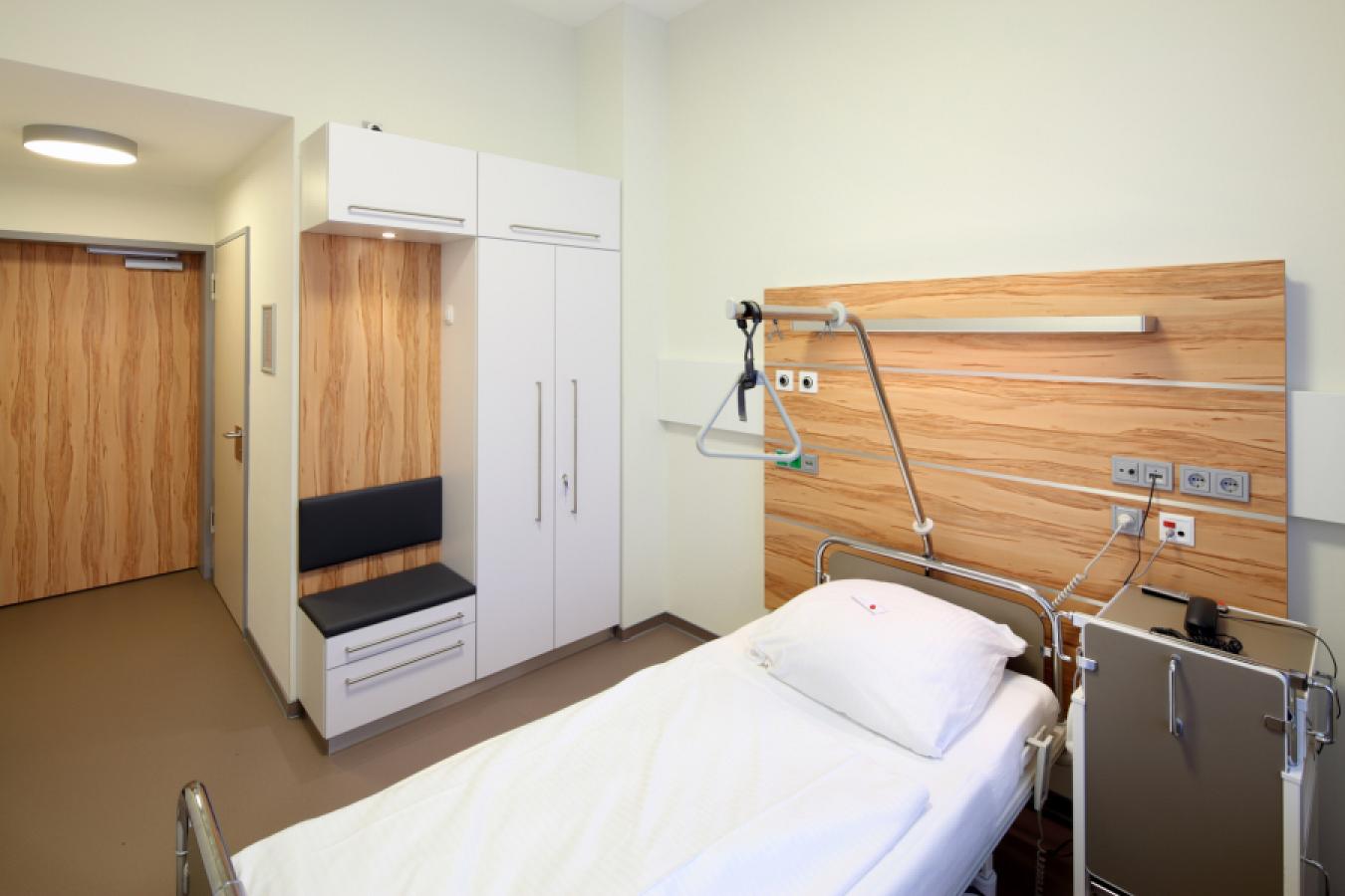 TPK-16, photo: Christoph Edelhoff cabinet furniture with bench and wall panelling in a hospital