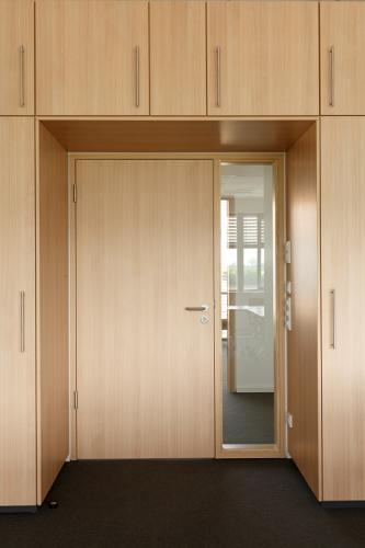 combination of wall unit and room door in light-coloured wood