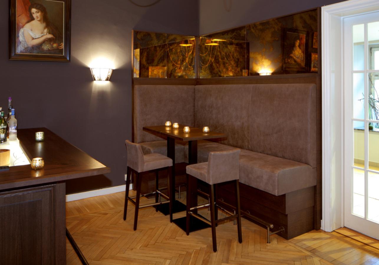TST-11, Foto: Christoph Edelhoff braune Sitzmöbel mit hoher Rückenlehne in der Gastronomie