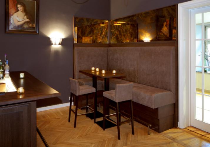 braune Sitzmöbel mit hoher Rückenlehne in der Gastronomie