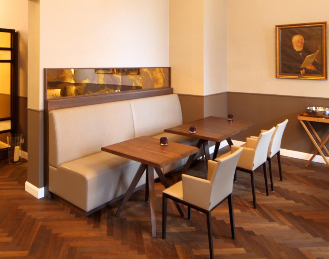 beigefarbenes Sitzmöbel im Restaurant