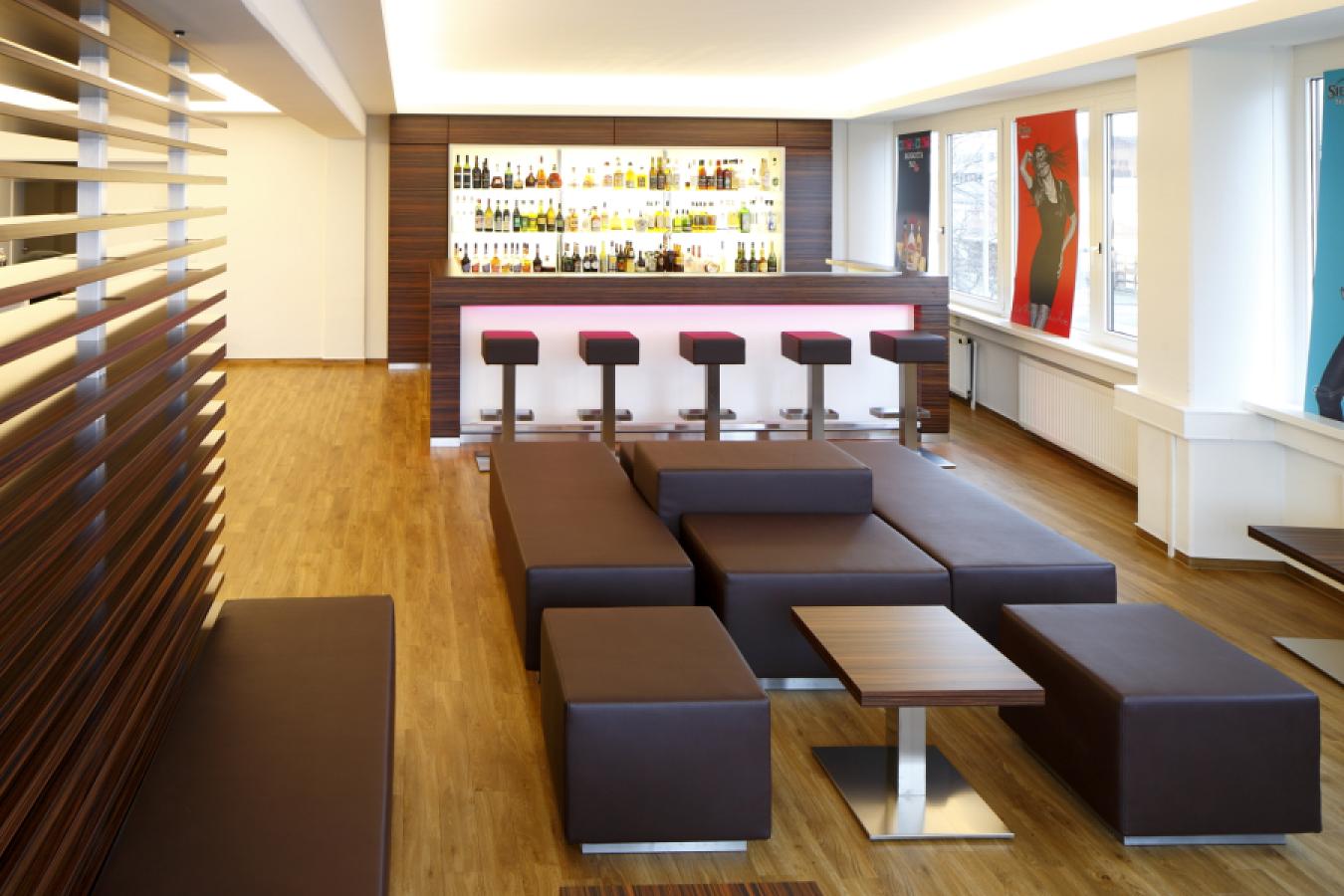 Lounge Sitzmöbel aus dunkelbraunen Kunstlederkuben