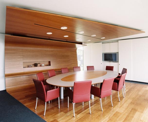 Konferenztisch aus Holz mit eingelassenem Linoleum und furnierter Wand- und Deckenverkleidung