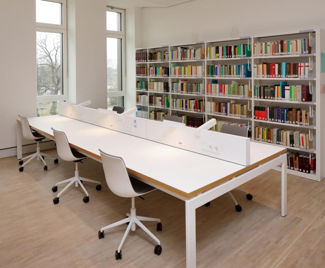 Bibliothekstische aus Holz und Stahl mit integrierten Medieneinheiten in einer Universität