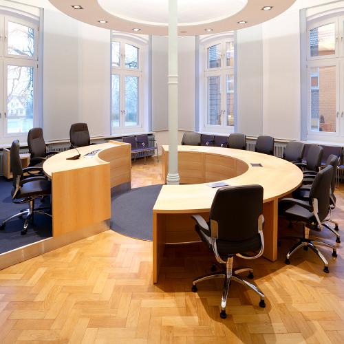 runde Tischsegmente aus hellem furniertem Holz mit integrierter Medieneinheit