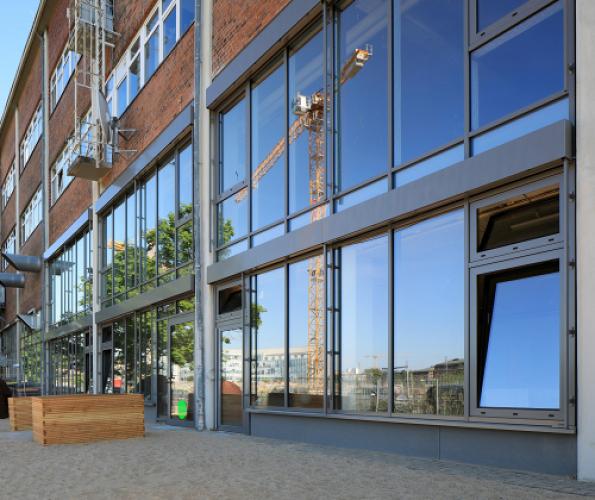 Aluminium facade with window and door elements Halle 400