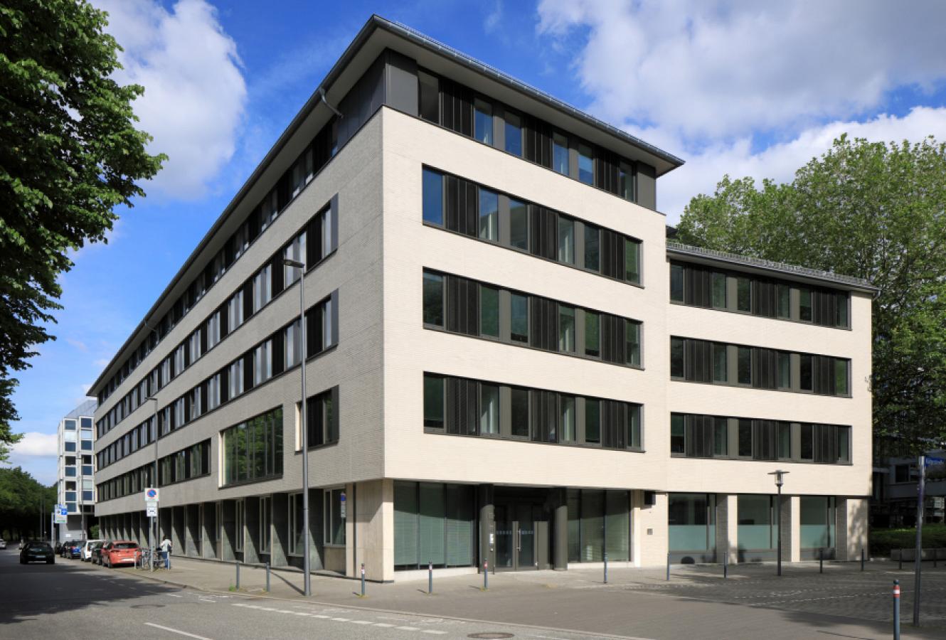 Facade, aluminium windows with sun protection elements