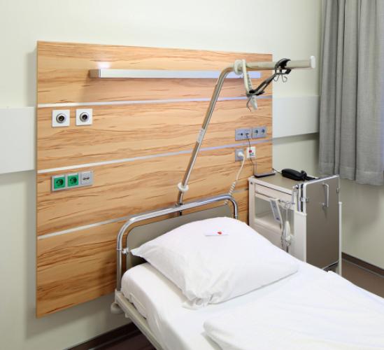 Holz-Wandverkleidung mit Technikeinheiten im Krankenhaus