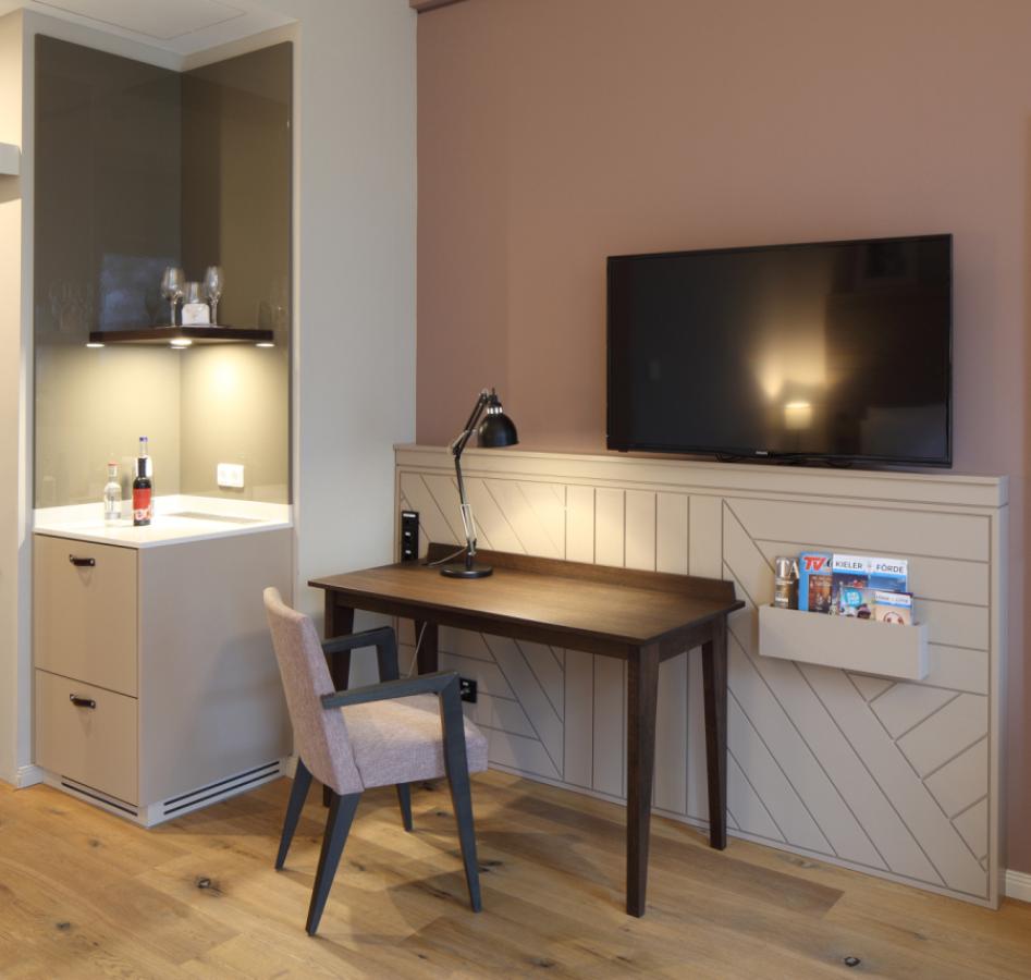 lackierte Wandverkleidung mit gefrästen Nuten im Hotel Kieler Kaufmann