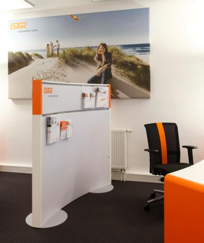 gebogene Akustik-Stellwand mit CI im Servicecenter der DAK