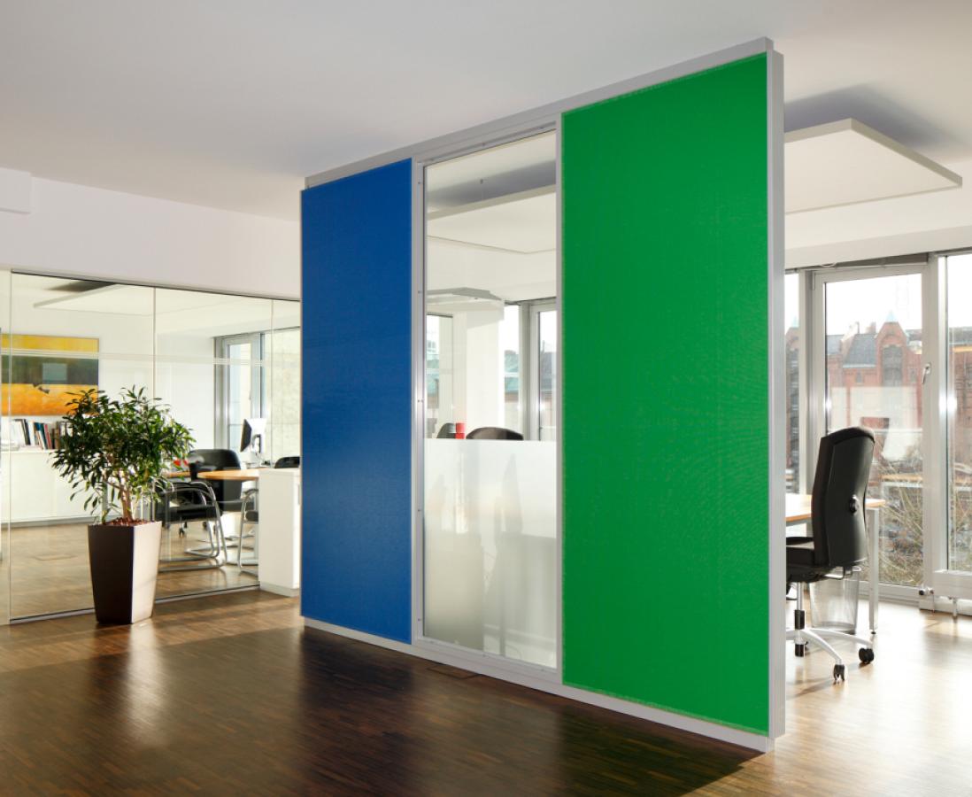 Akustik-Stellwand mit bedrucktem Bezug und Glaselement