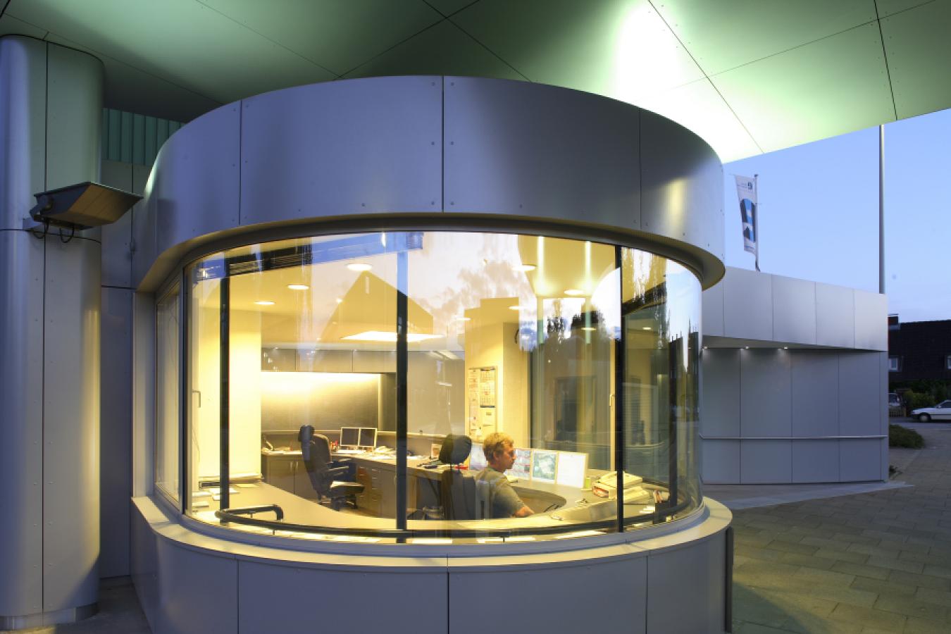 Porter's lodge with round glass and aluminium elements