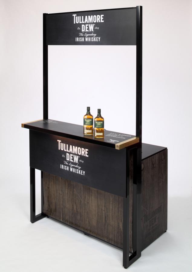 mobile Promotionbar aus schwarzem pulverbeschichtetem Aluminium mit gedrucktem Holzdekor und Logoschildern für Tullamore Dew
