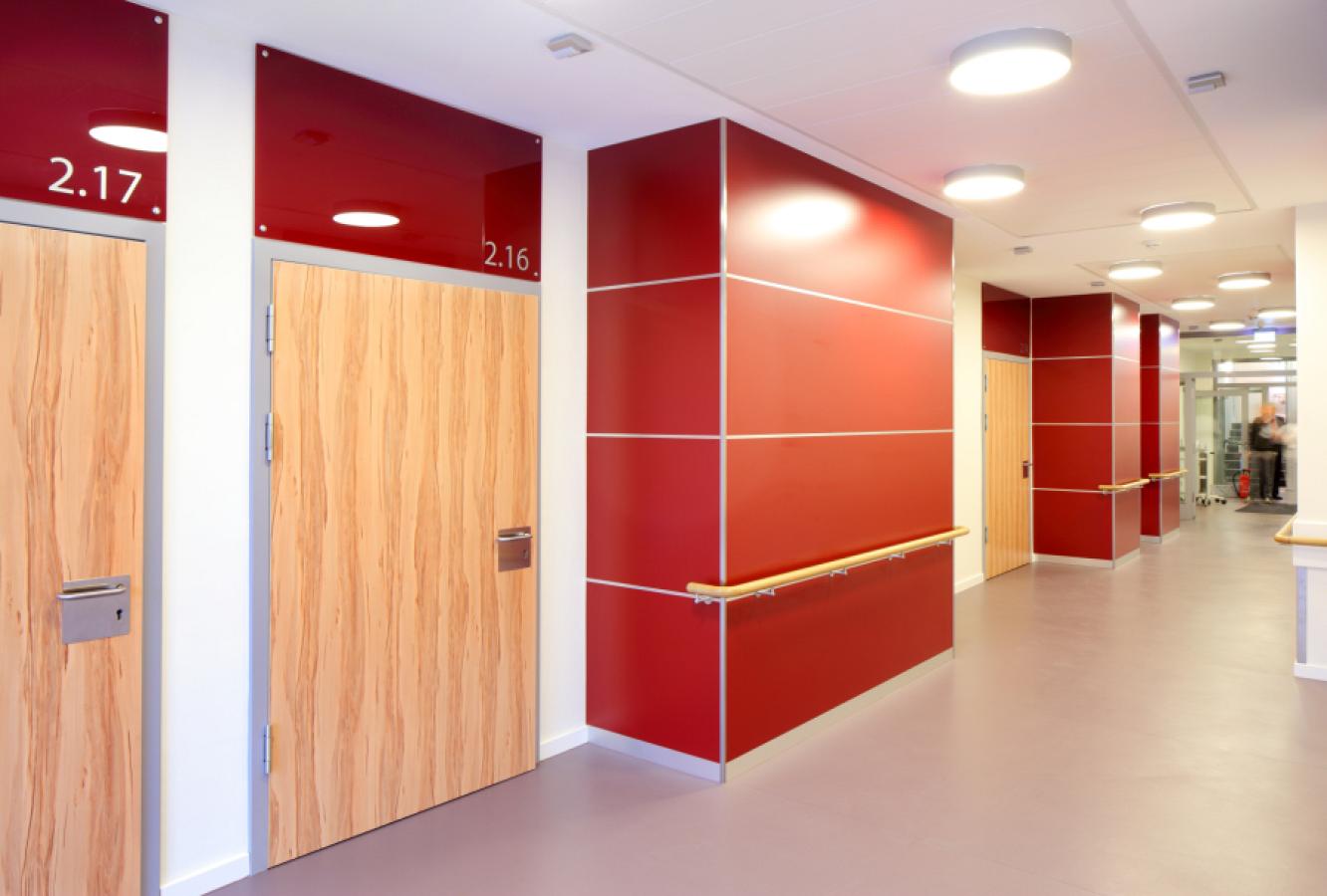 TPK-19, photo: Christoph Edelhoff red wall panelling and doors in wood look in a hospital
