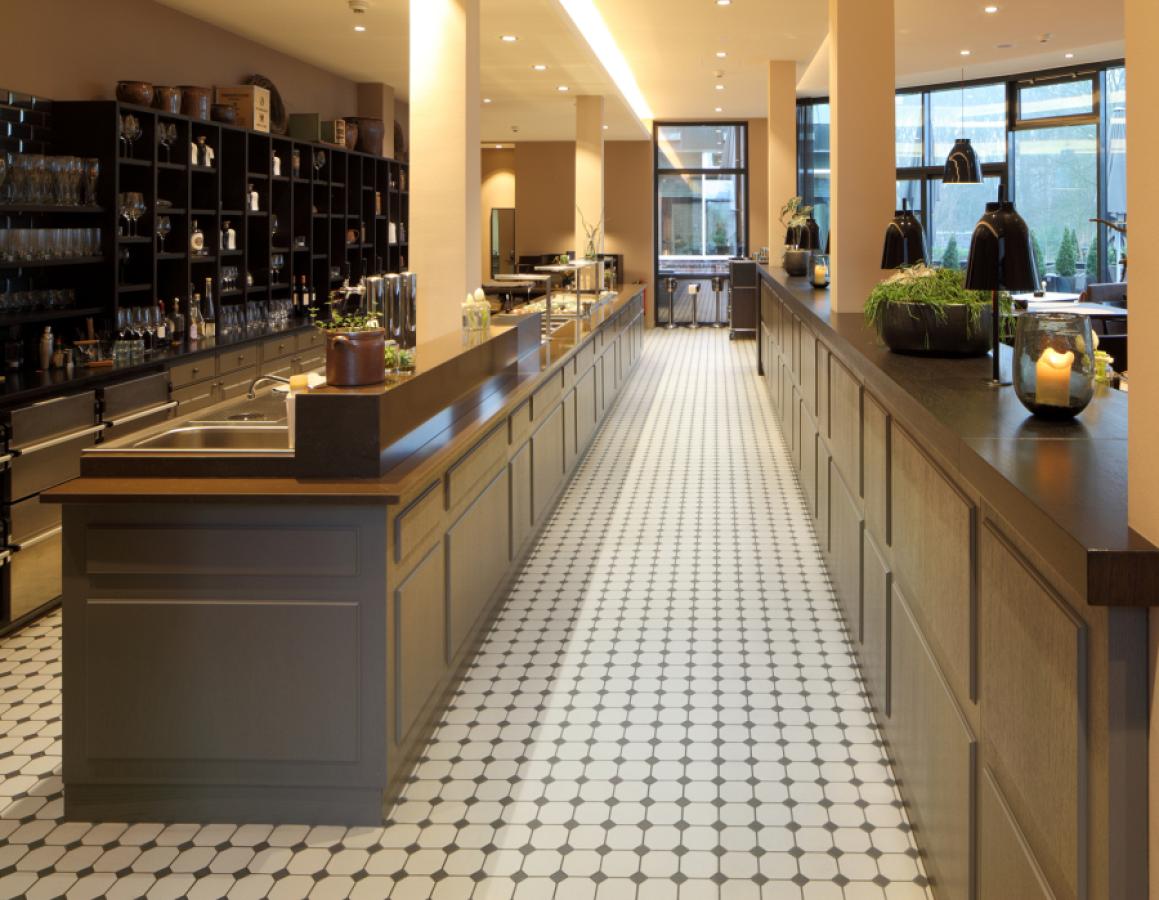 long catering counter made of dark wood with back buffet in the Kieler Kaufmann restaurant