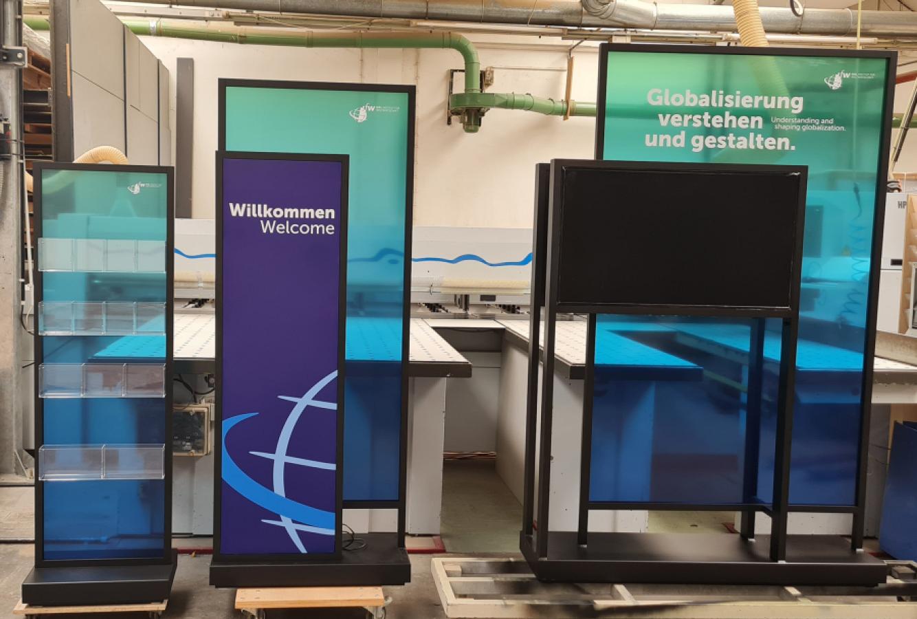 Ausstellungsdisplay aus Stahl und bedrucktem Glas