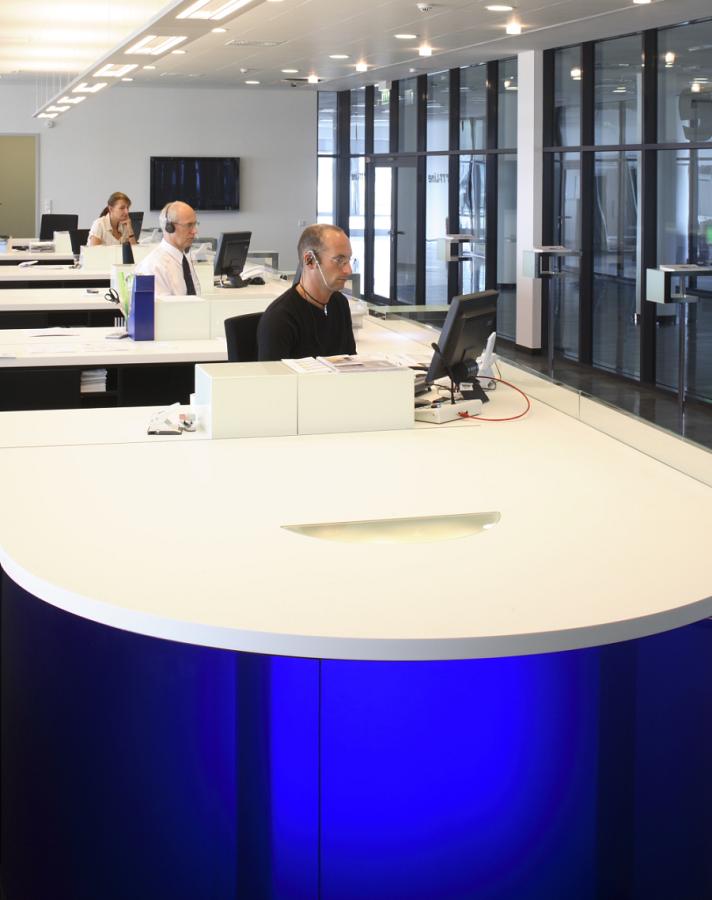 Beratungstresen mit Front aus blauem hinterleuchtetem Plexiglas und Tresenplatte aus weißem Mineralwerkstoff am Fährterminal der TT-Line