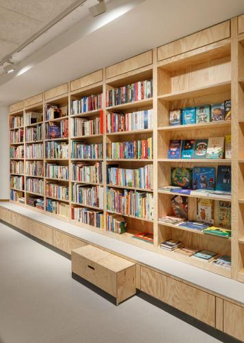 bookshelf made of maritime pine in the Rathauspassage Hamburg