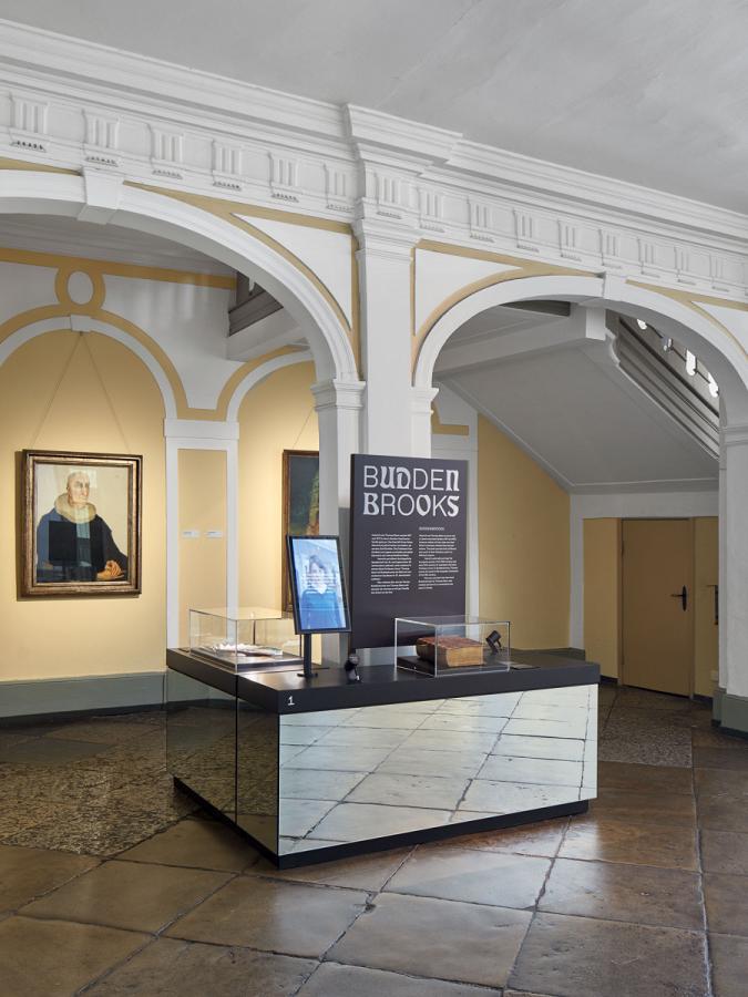 TVI-14, © Buddenbrookhaus/Heinrich-und-Thomas-Mann-Zentrum, photo: Edward Greiner display furniture with mirror surface and table-top display cabinet