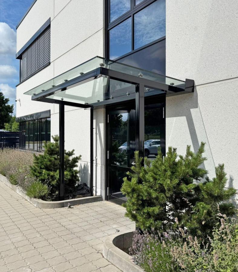 MFE-39 Vordachkonstruktion aus Stahl mit Glasdach